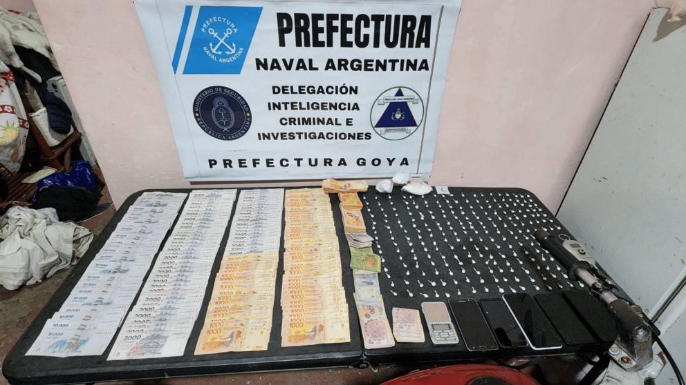 En 4 allanamientos incautan dos autos, cinco balanzas, ocho motos, 23 celulares, casi $2.000.000 y 600 dólares