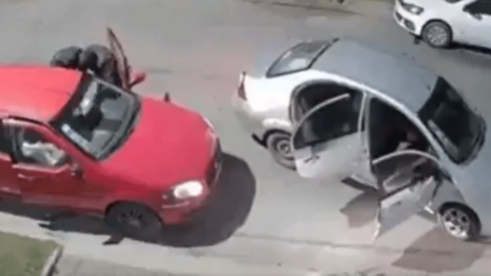 El asalto fue grabado por una cámara de seguridad.