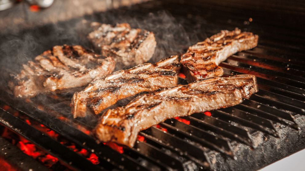 Ni vacío ni falda: El corte clásico que bajó de precio, sale una manteca a la parrilla y se consigue por $7100