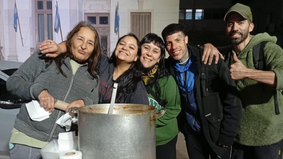 DAN TODO SIN PEDIR NADA A CAMBIO. ESTOS HÉROES DEL PUEBLO SON UN VERDADERO EJEMPLO.