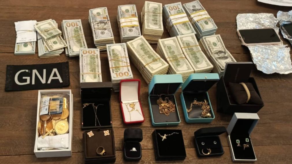Cae piloto con simulador de vuelo, lingotes, joyas y monedas de oro, cinco kilos de cocaína, más de 500.000 dólares y 6.000 municiones de distintos calibres
