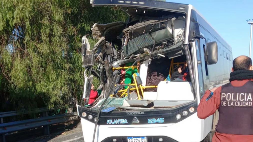 Choque entre un colectivo y un cami�n sobre la avenida General Paz dej� casi 60 heridos.