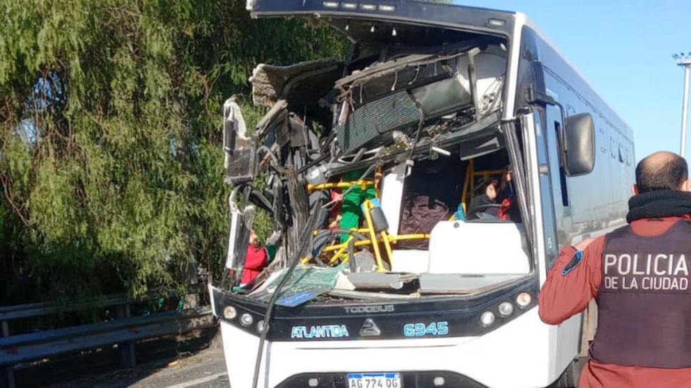 Choque entre un colectivo y un camión sobre la avenida General Paz dejó casi 60 heridos.
