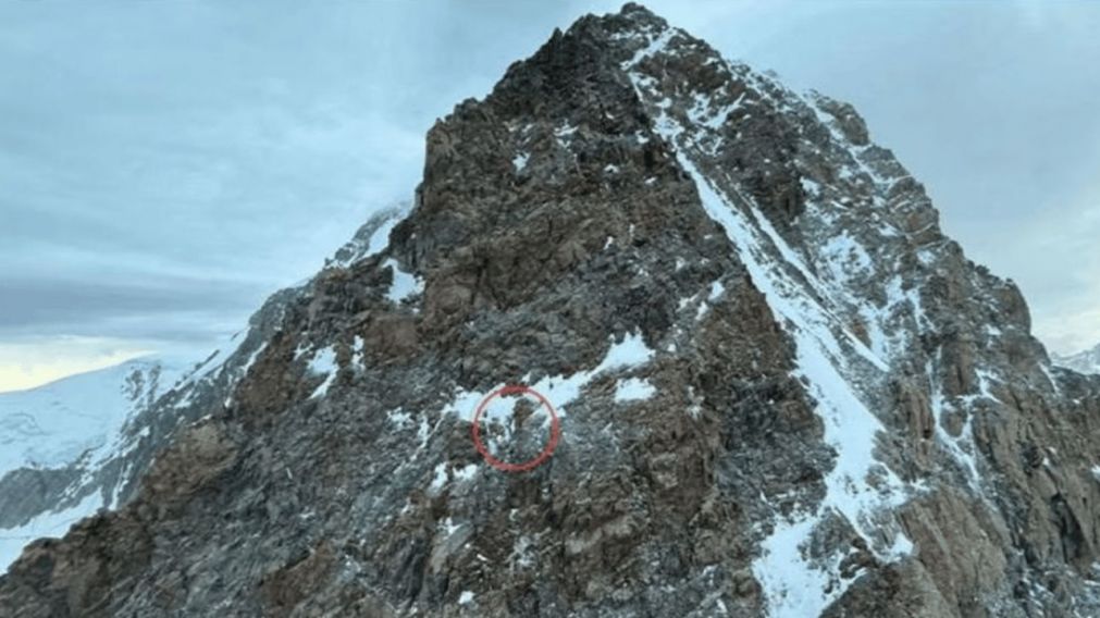 La ubicación del alpinista argentino en la cresta de Los Alpes (Gentileza: Rai).