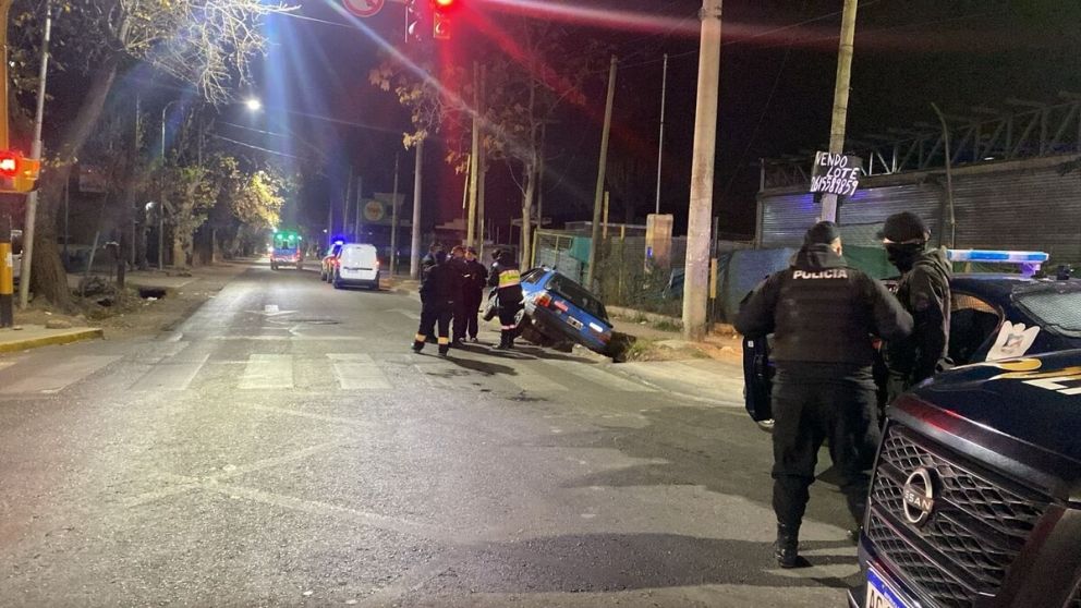 Auto en canal de riego en Mendoza