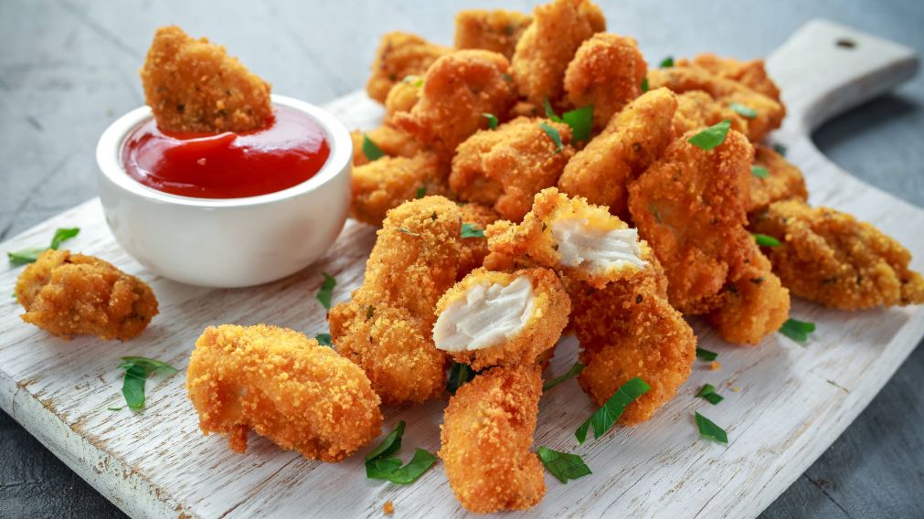 Ingredientes y modo de preparación para hacer nuggets de pollo.