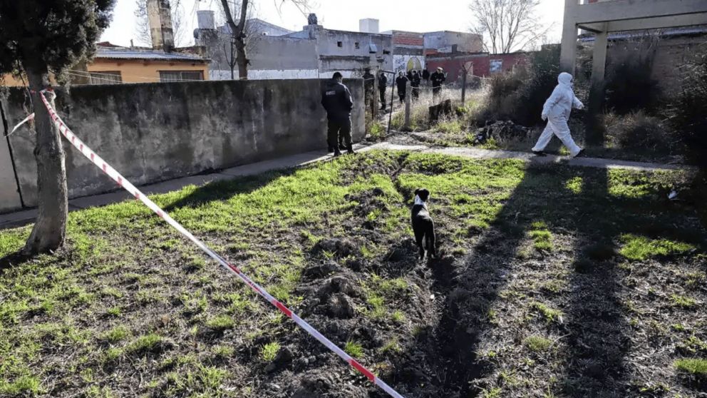 Los peritos trabajando en el predio donde se halló el cuerpo.