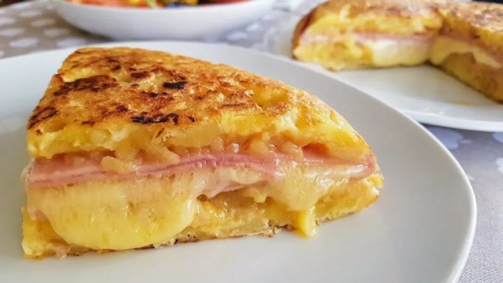 Ingredientes y modo de preparación de la tortilla de papa rellena con jamón y queso.