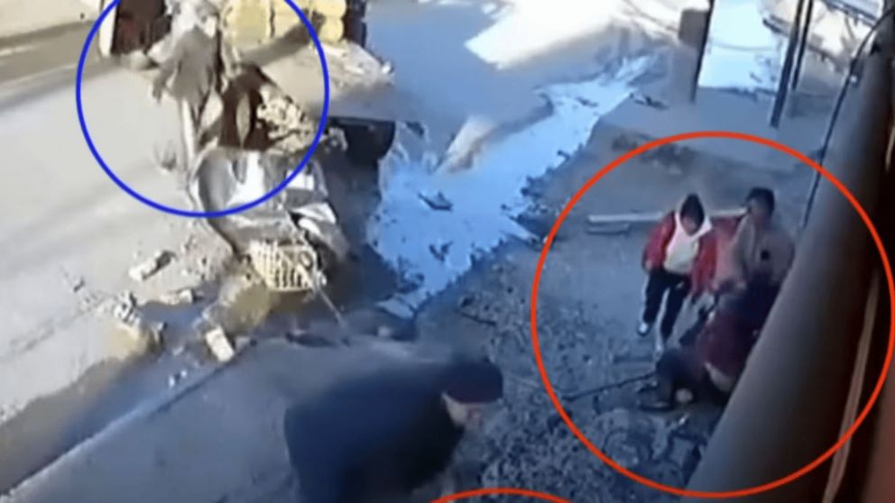 Salía de buscar a sus hijas de patín y un camión las atropelló tras subirse a la vereda.