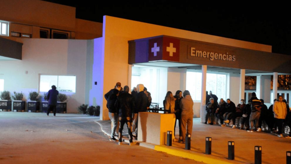 La mujer fue llevada por sus vecinos a la guardia pero murió minutos después de llegar.