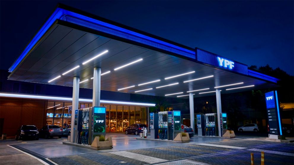 YPF baja el precio de la nafta durante la madrugada (Archivo).
