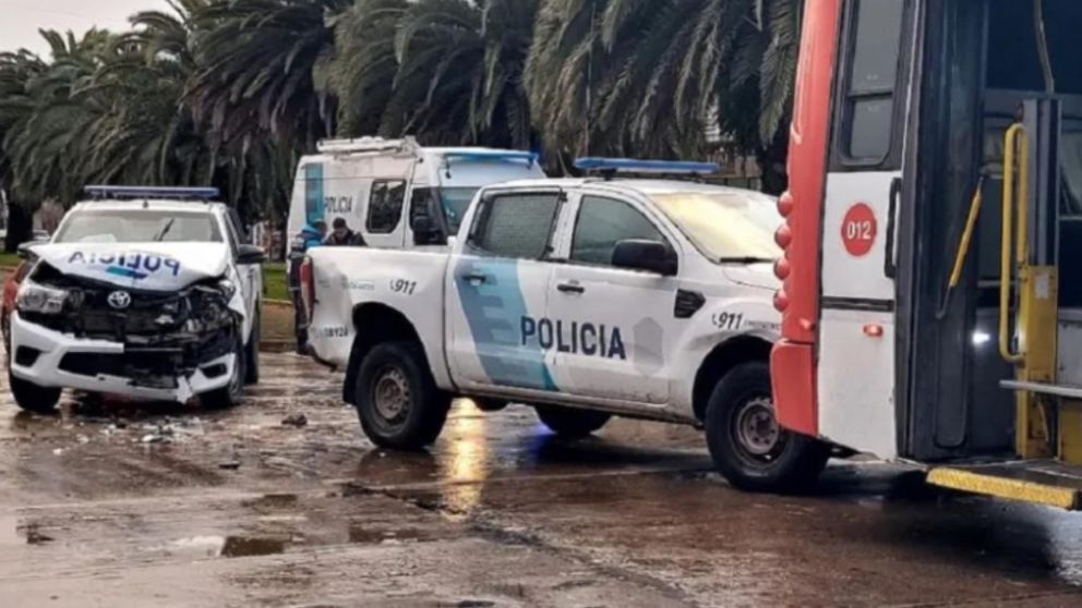 Dos de los patrulleros chocados durante el operativo. Crédito: Infobrisas.