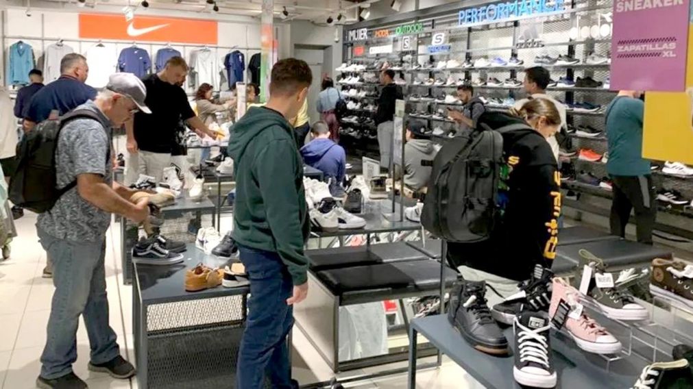 INVASIÓN DE TURISTAS ARGENTINOS A CHILE: COMPRAN ROPA Y ELECTRÓNICOS MÁS BARATO QUE ACÁ.