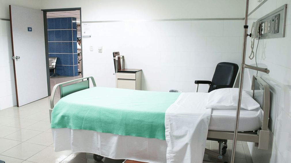 El joven de 17 años atacado por una patota continúa internado.