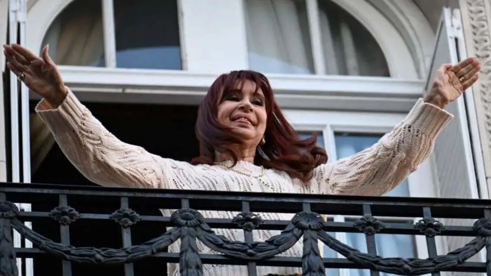 Cristina Kirchner fue condenada a seis años en prisión con inhabilitación perpetua para ejercer cargos públicos.
