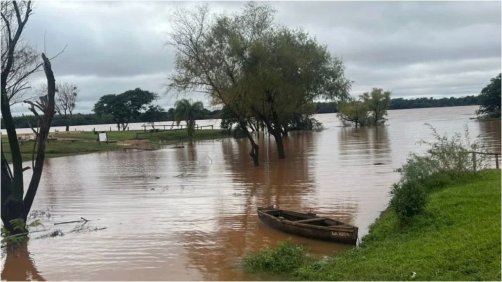 El crecido río Uruguay a la altura de la localidad correntina de Santo Tomé (Gentileza El Litoral).
