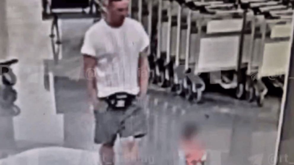 Un hombre tiró violentamente a un nene de dos años al suelo en un aeropuerto y lo dejó en coma (Imagen captura vídeo).