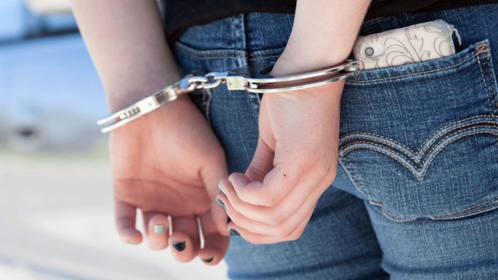 Una empleada pública fue detenida en un supermercado robando fiambre.