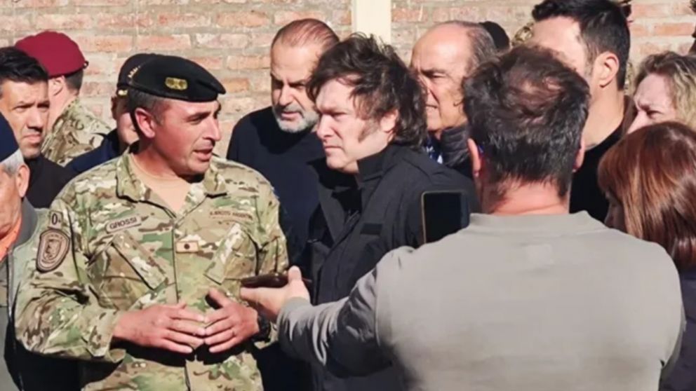 Javier Milei visitó zonas afectadas por las inundaciones en Bahía Blanca a mediados de marzo último (Gentileza Brújula 24).