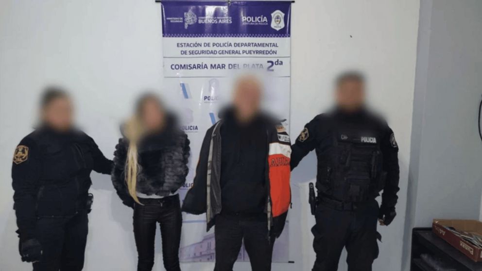 La pareja detenida tras generar destrozos en un hotel alojamiento.