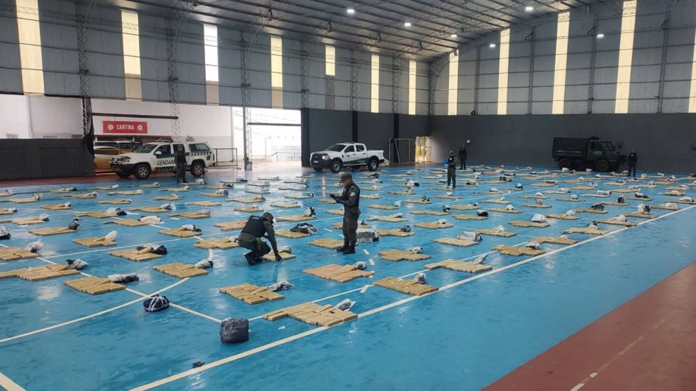 Iban en moto, evitaron un control vial y descataron droga: Gendarmería los siguió y encontró casi 3400 kilos de marihuana