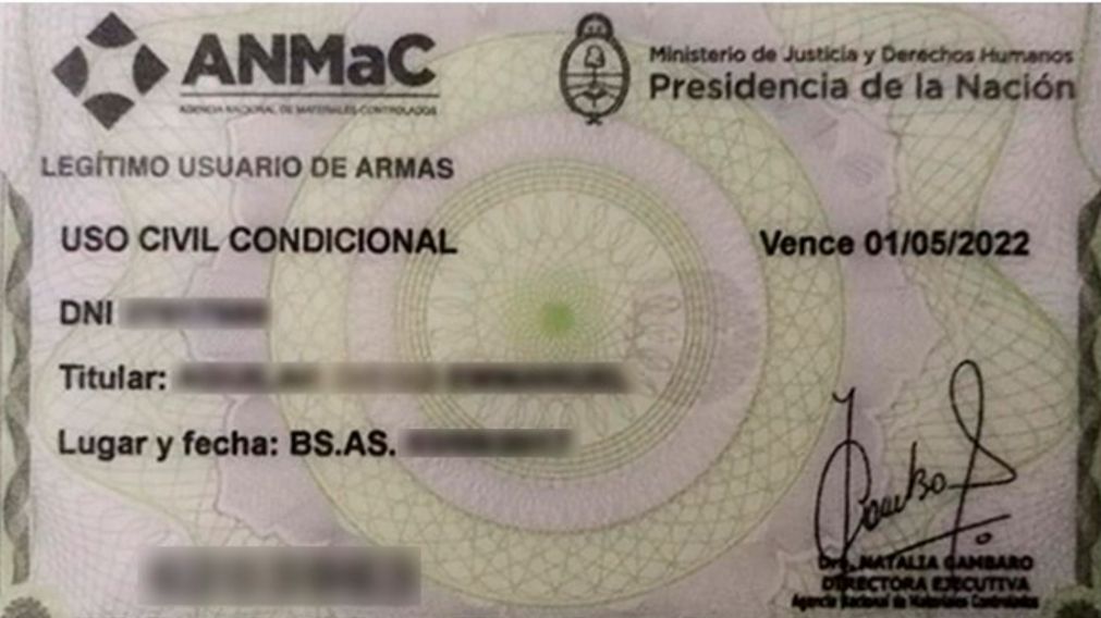La credencial de legítimo usuario de armas de la Administración Nacional de Materiales Controlados (Archivo).