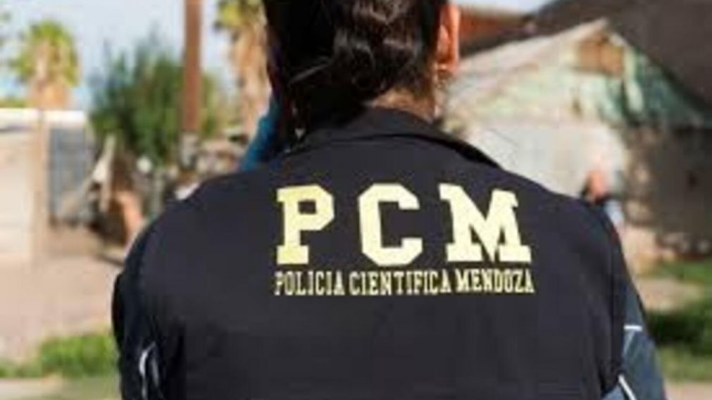 Personal policial peritó el lugar del hecho en la capital mendocina. (imagen ilustrativa)