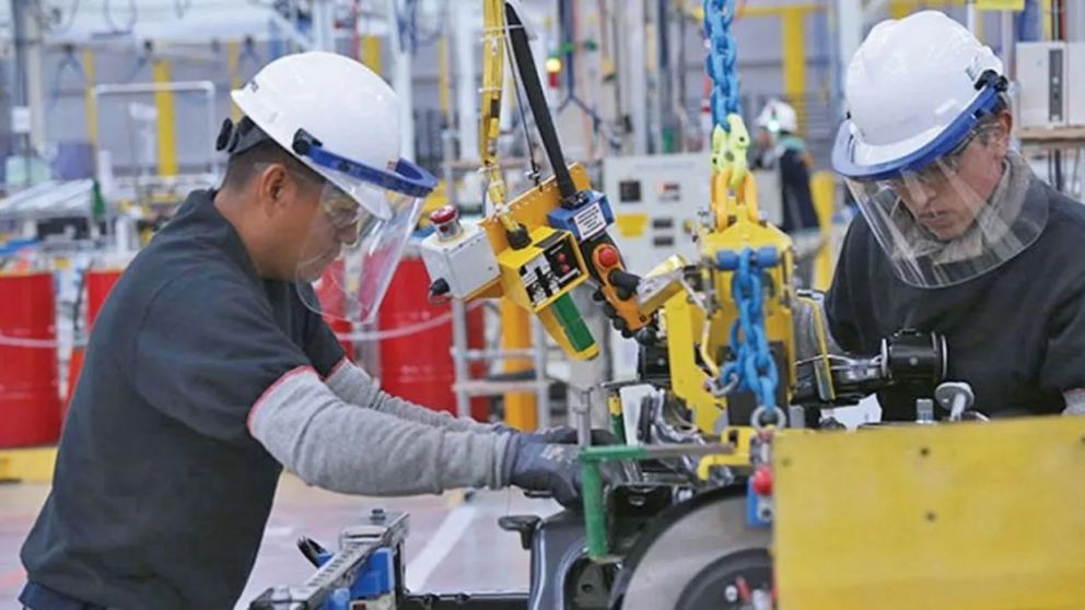 POR LA CRISIS, LA INDUSTRIA SE DESPRENDIÓ DE MUCHOS OPERARIOS.