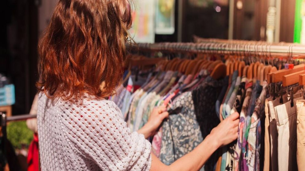 Se consolidan nuevos modelos de negocio, como los locales que ofrecen ropa colgada y curada a un valor fijo por peso.