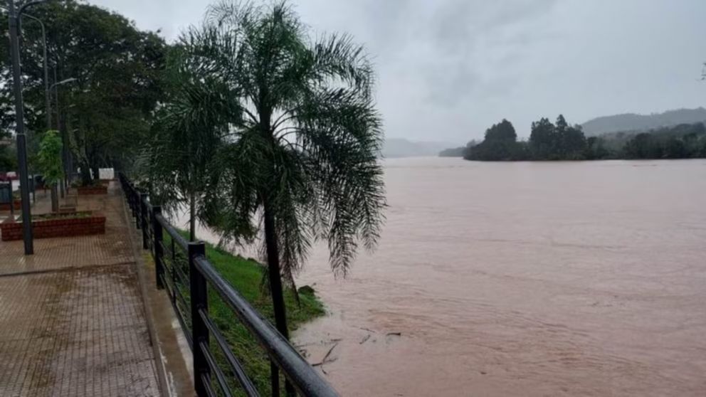 Preocupación en Corrientes por la crecida del río Uruguay.