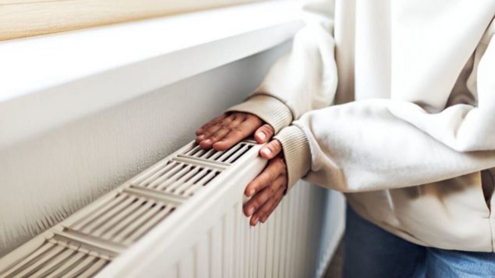 Cómo aplicar el papel aluminio a las estufas y radiadores para poder mantener la casa más cálida en invierno.