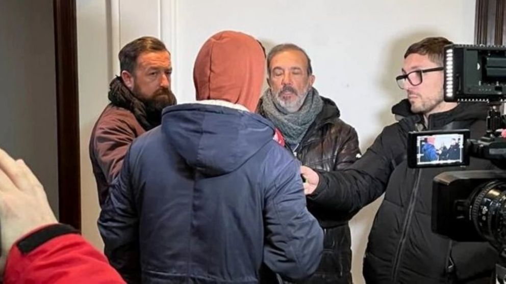 El joven que manejaba el auto que qued� en medio de la caravana de motos ampli� su declaraci�n.