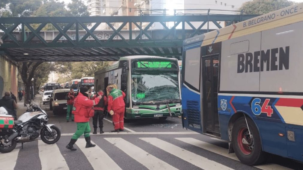 Choque entre dos colectivos dejó varios heridos en Palermo (X/@MarceloBaio2).
