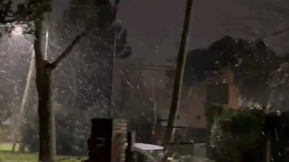 Pequeños copos de nieve caen en Pilar (Gentileza Diario Resumen).
