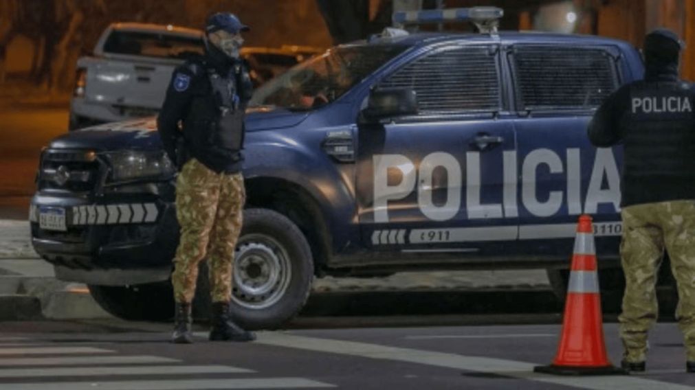 Una mujer encontró un cráneo y restos de huesos mientras limpiaba su lote en Mendoza.