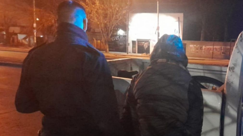 Este es el individuo que fue capturado por las autoridades policiales.