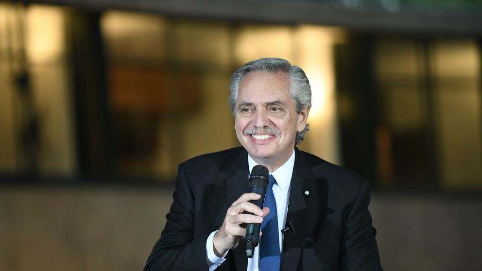 El ex presidente está contento con su presente sentimental.