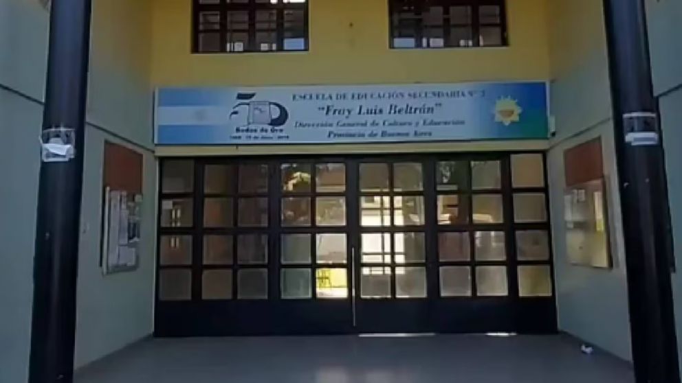 Las autoridades revelaron que el video muestra a un estudiante con un arma y un cartel en el que escribió la amenaza de muerte.