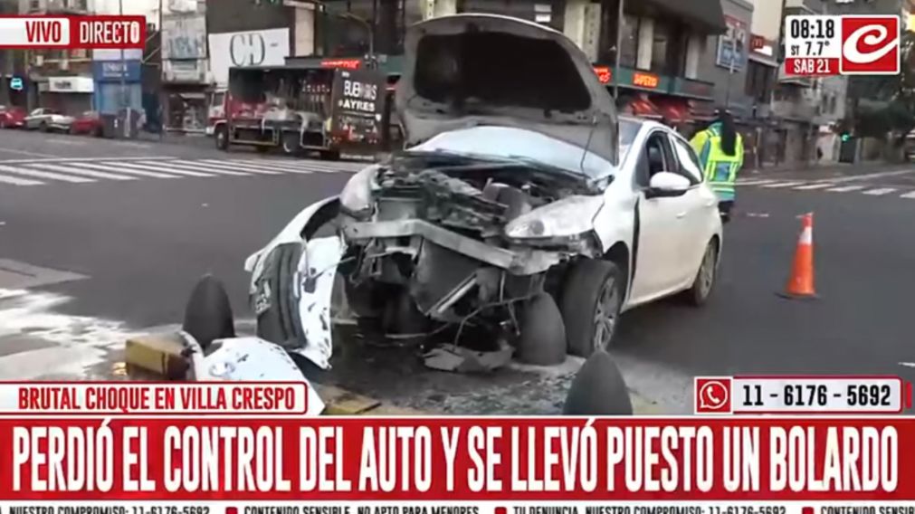 Así quedó el auto tras el impacto con los bolardos.