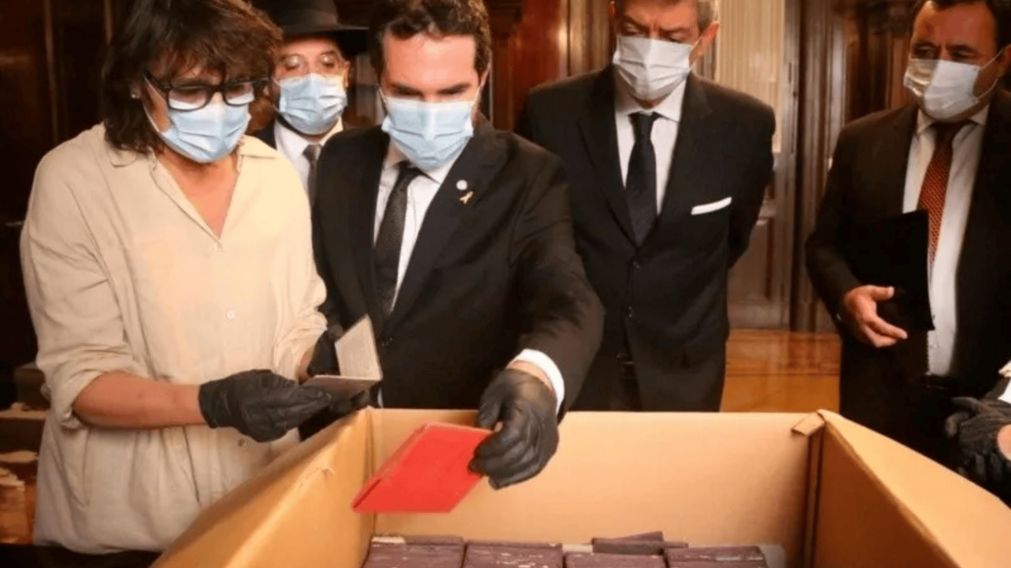El momento de la apertura de las cajas frente al ministro Horacio Rosatti.