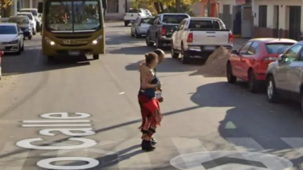 La mujer fue fotografiada por un vehículo de la empresa líder mundial en tecología.