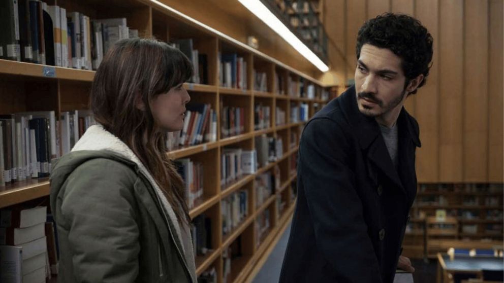 El "Chino" Darín, actor argentino, brilla en una producción española que mezcla suspenso, drama y viajes en el tiempo.