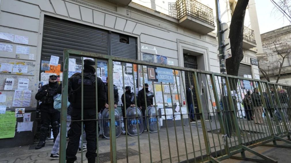 La Policía Federal colocó vallas frente al edificio en el que tiene su departamento la ex presidenta Cristina Kirchner (NA).