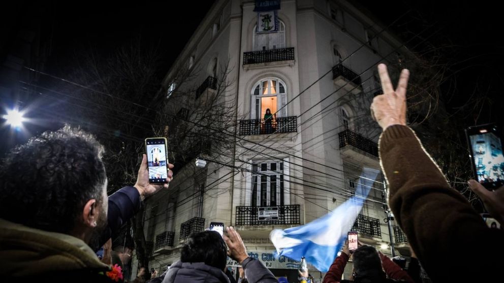 A las 17 se llevará a cabo un “banderazo” frente al departamento de Cristina Kirchner.
