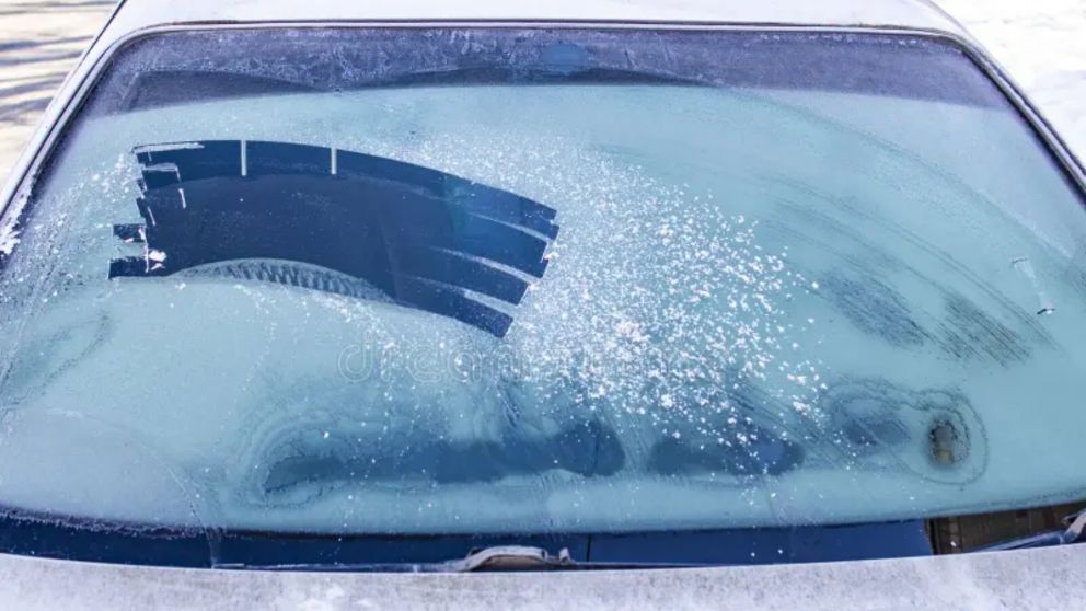 El truco casero efectivo que evita la escarcha en el vidrio del auto.