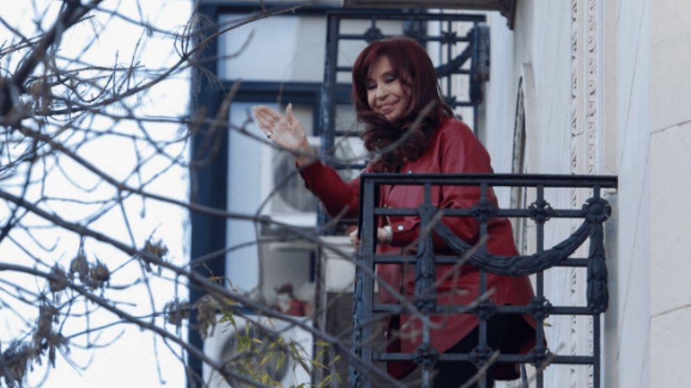 Cristina Kirchner podr� salir al  balc�n de su departamento.