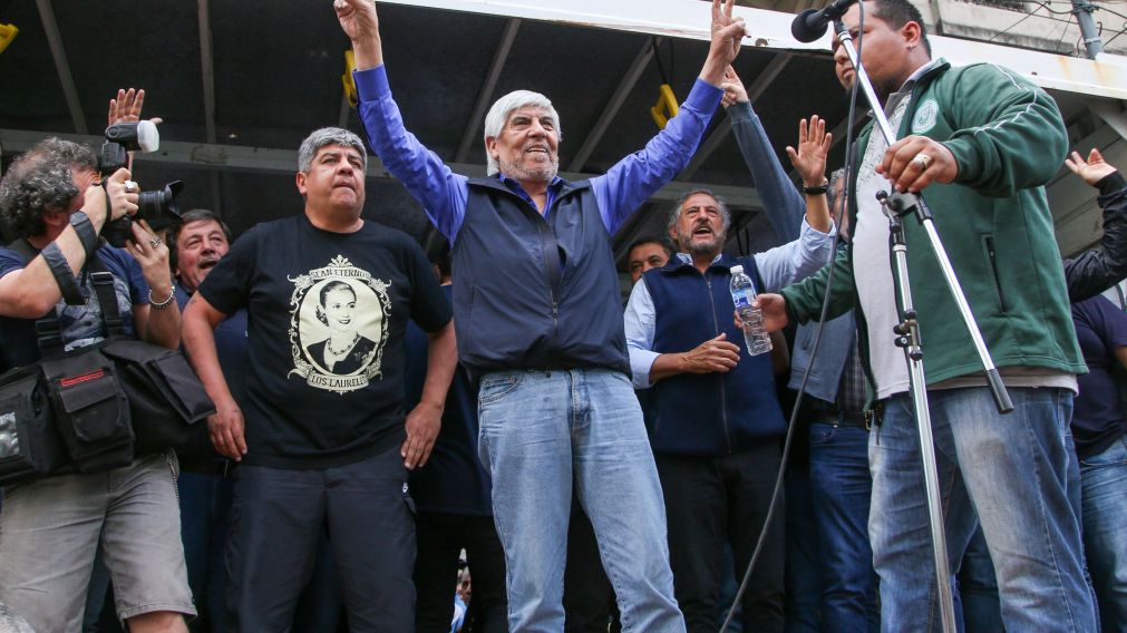 zzzznacp2NOTICIAS ARGENTINAS BAIRES, OCTUBRE 26: El secretario general de Camioneros, Hugo Moyano, y el secretario adjunto, Pablo Moyano, se dirigen a los trabajadores del sector luego de la reunión paritaria en el ministerio de Trabajo. Foto NA: DAMIAN D