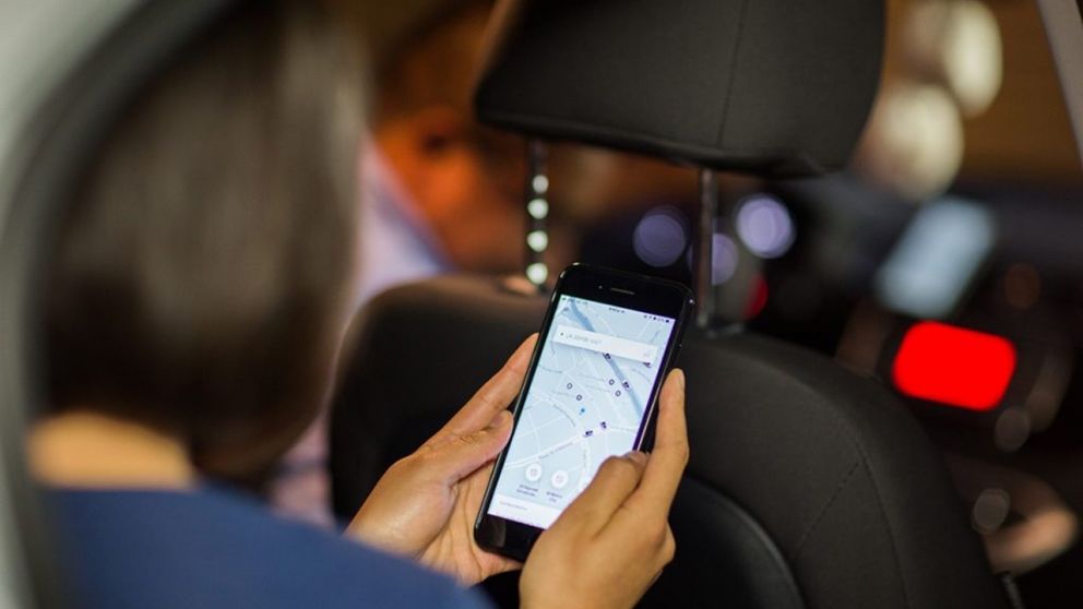 Una pasajera se tiró del auto que había llamado por una app cuando el chofer cambio la ruta del viaje (Imagen ilustrativa).