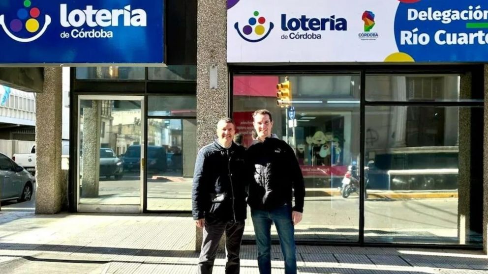 El agenciero Joaquín Echaide, junto al jefe de la Delegación Río Cuarto, Julio Alonso (Lotería de Córdoba).