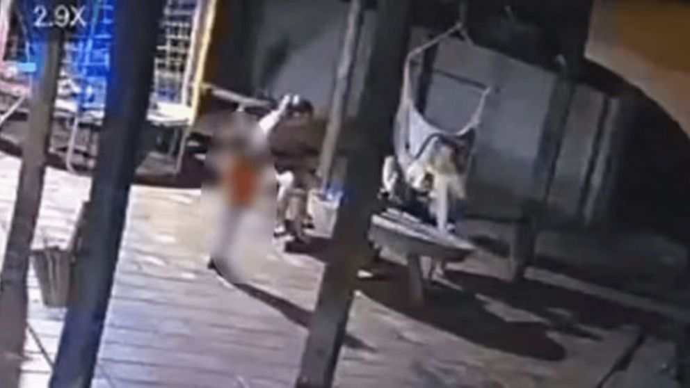 Un nene de solo dos años mato a su mamá de 27 de un disparo al pecho (Imagen captura vídeo).